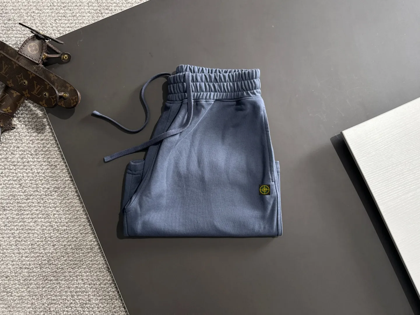 🅿️330 shipped next day, high quality Stone lsland/stone island 2025 spring and summer new style casual solid color loose shorts with elastic band, two needle stitches at the hem of the trousers, fine and firm stitching, custom-made fabrics at the counter, high breathability and comfort, impeccable details, brand element design concept, reflecting high quality. It feels delicate and soft! It presents a casual cut and the upper body shape is great! Size: S-XXL